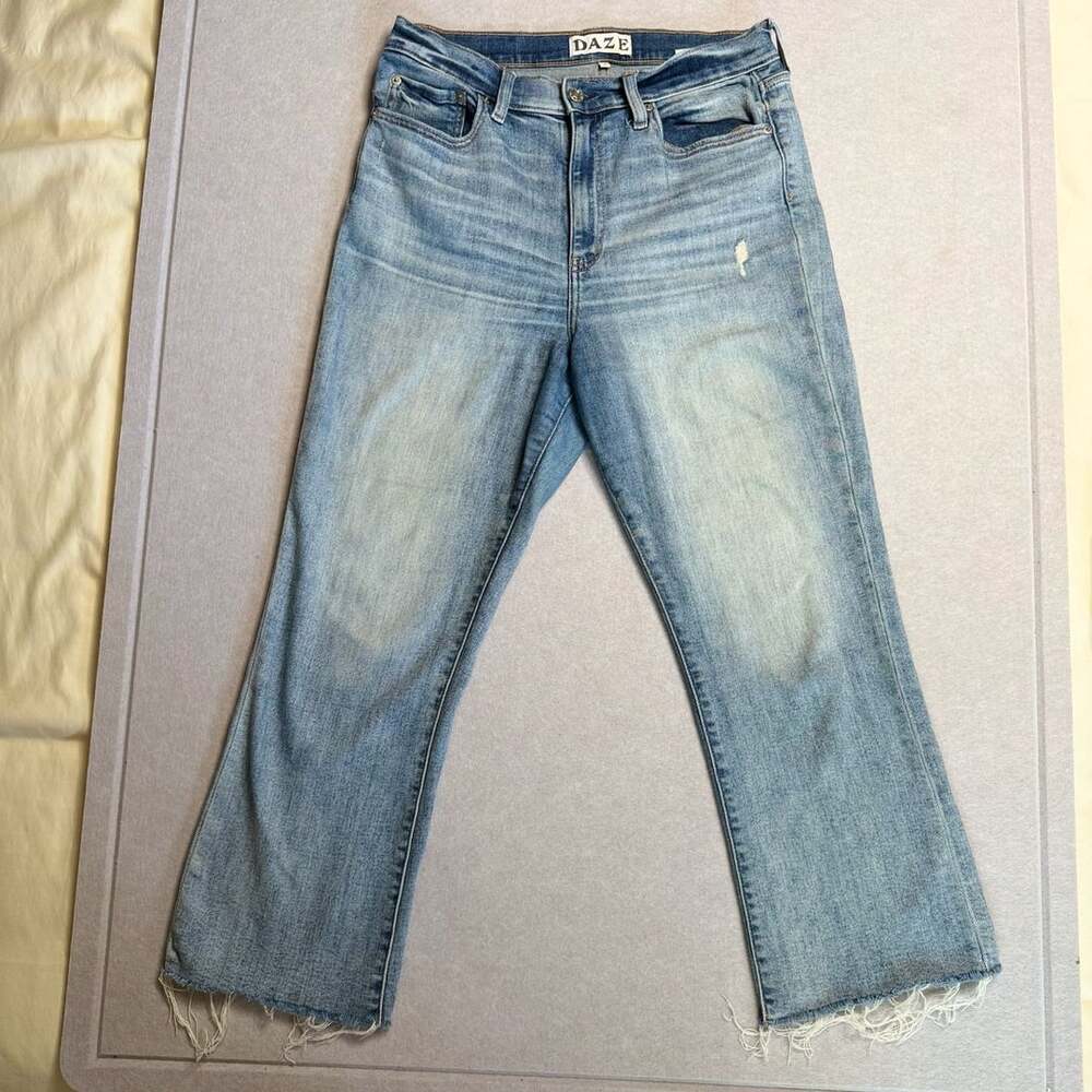 Daze Hug Women’s Size 30 High Rise Light Wash Raw Hem Straight Jeans